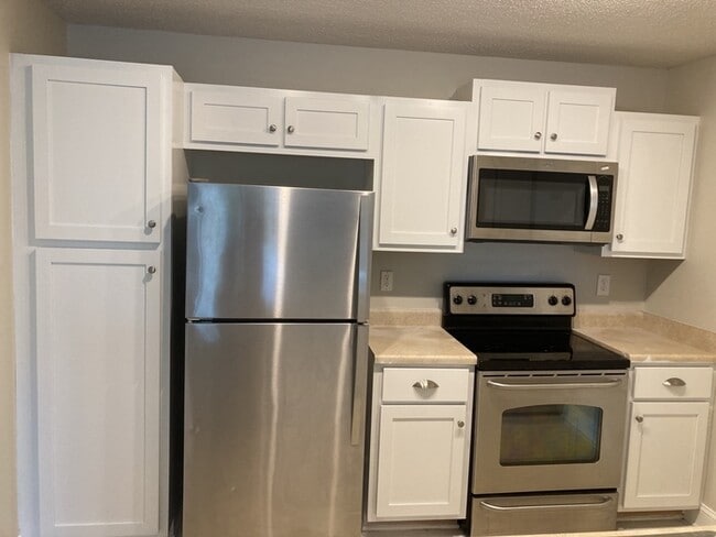 Building Photo - 3 Bedroom 2 Bathroom