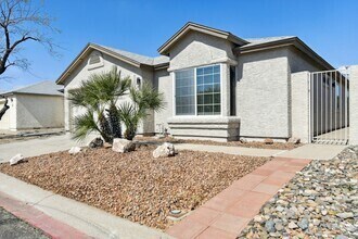 Building Photo - 3 Bedroom home with large backyard!