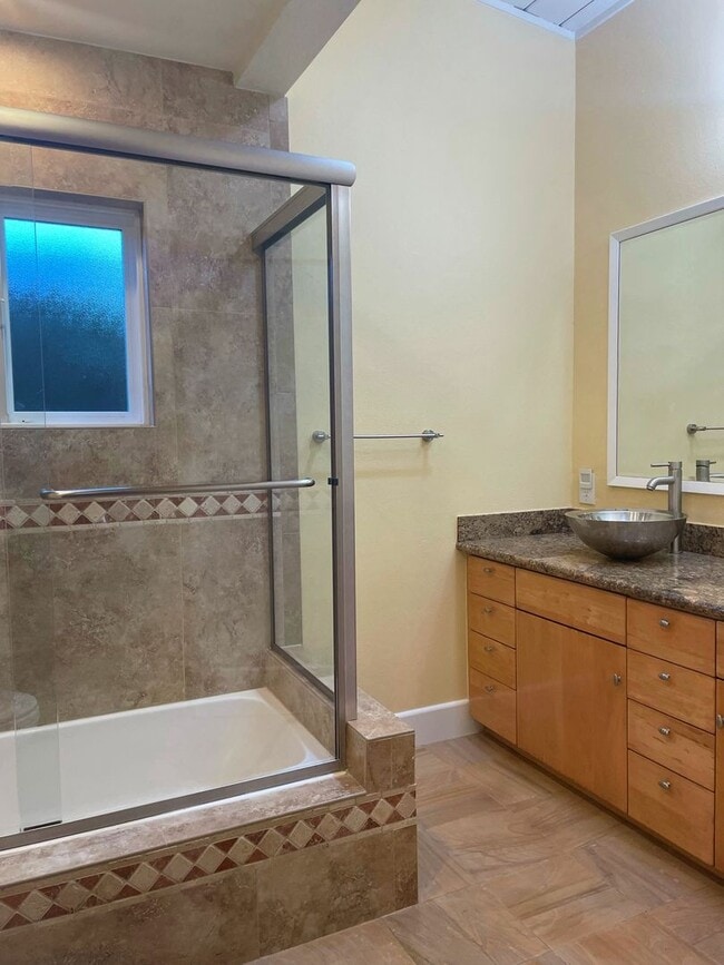 Building Photo - Serene, Executive 5 Bedroom 3 Bath Home with Private Front yard and Backyard - Palo Alto
