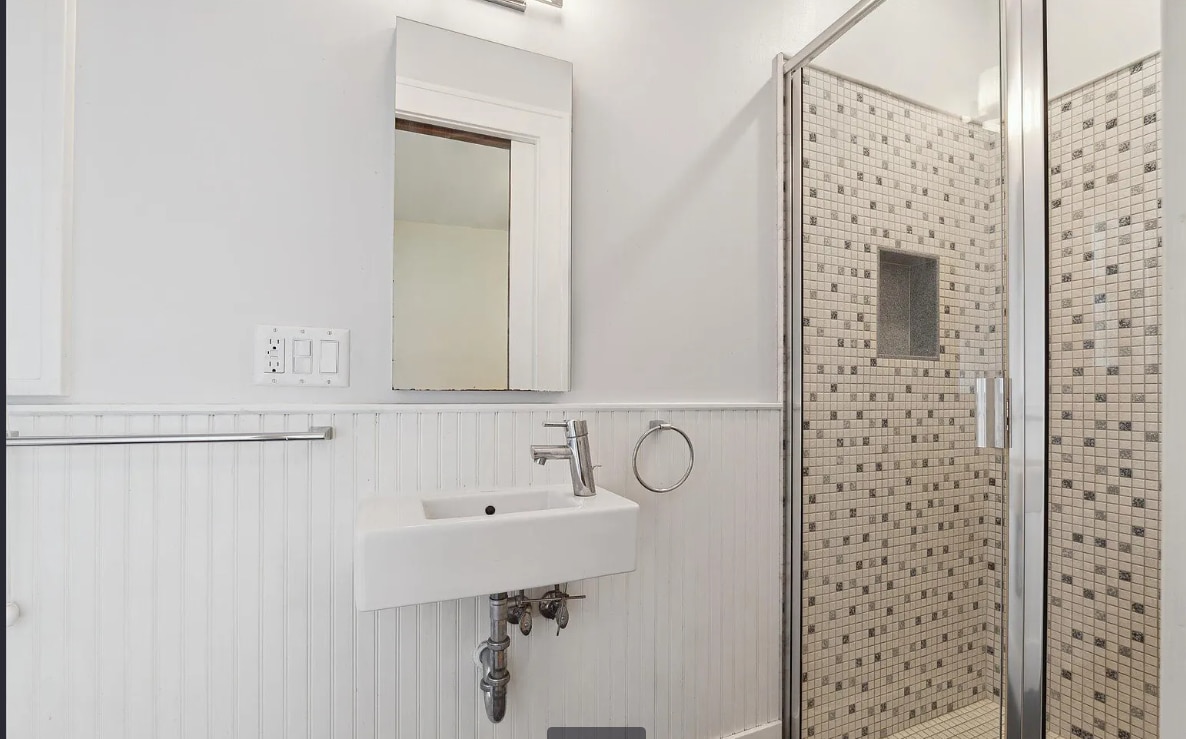 first floor en suite bath - 450 S 1st St