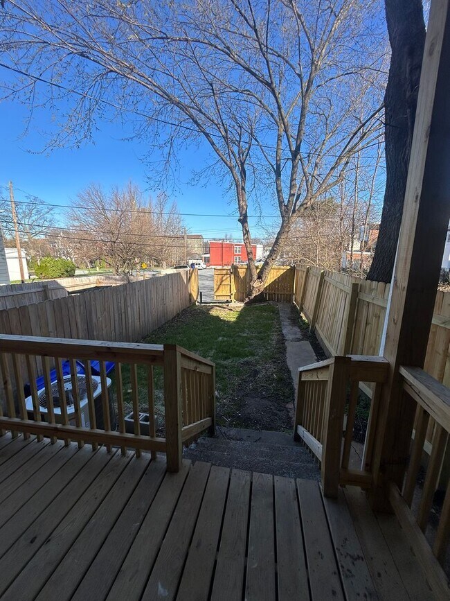 Building Photo - 320 Maclay St