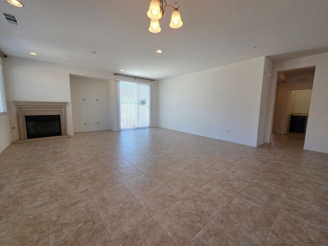Building Photo - New Listing!
