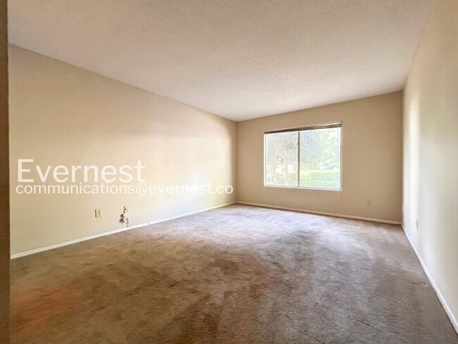 Building Photo - Spacious 2 Bed, 2 Bath Condo with Modern Amenities / No Pets Allowed / Available Now!
