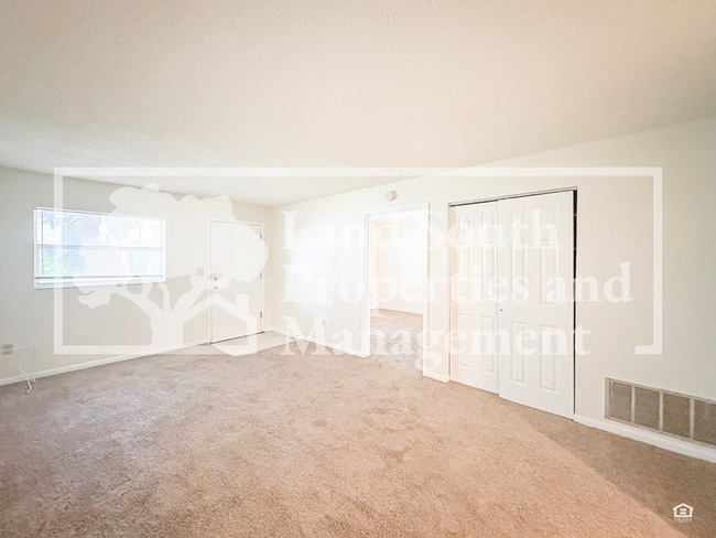 Building Photo - 725 E Lime St