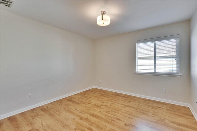 Building Photo - 600 Lakemont Dr