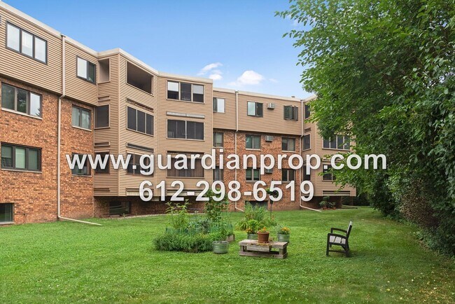 Building Photo - Top Floor Condo Available September 1 in H...