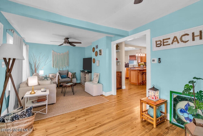 Building Photo - 608 Lareine Ave