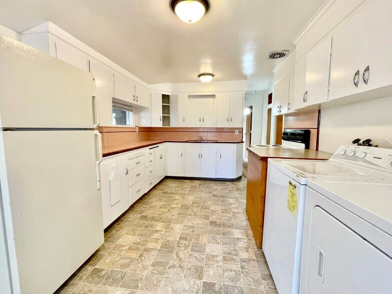 Building Photo - 2411 W Lynn St