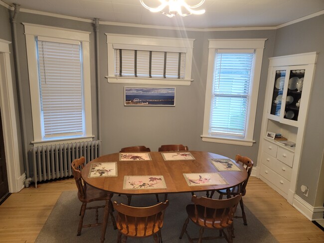 Dining room - 811 W 4th St