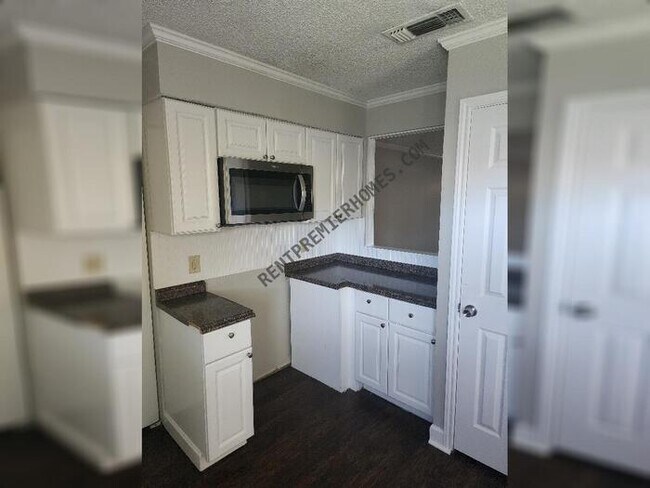 Building Photo - 1805 Dorchester St