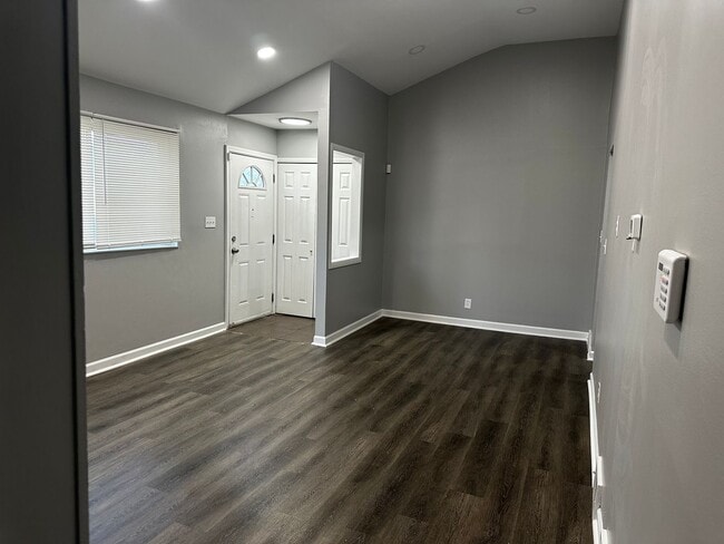 Building Photo - 3 BEDROOM HOME IN WARREN