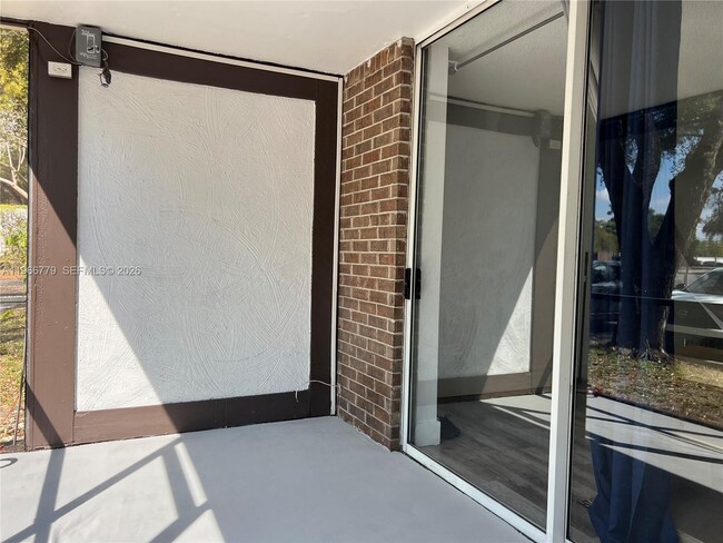 Building Photo - 3690 Inverrary Dr