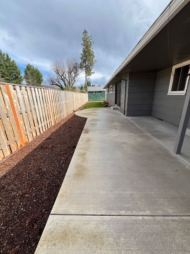 Building Photo - Modern 3-Bedroom, 1.5-Bath Home with Private Office & Large Patio