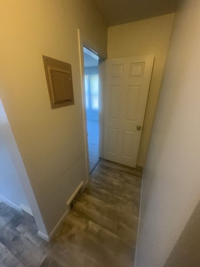 Building Photo - 2 Bed / 1 Bath Top-Floor Apartment – Acros...
