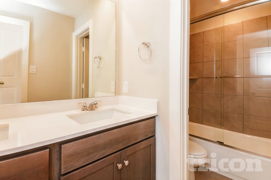 Building Photo - 2540 Finch Holw Dr