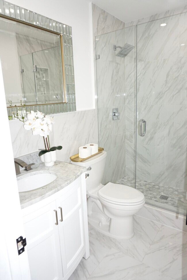 Building Photo - 403 Pinegrove Ave