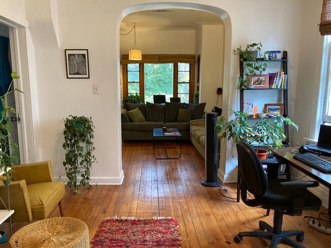 Building Photo - 2909 W Dickens Ave