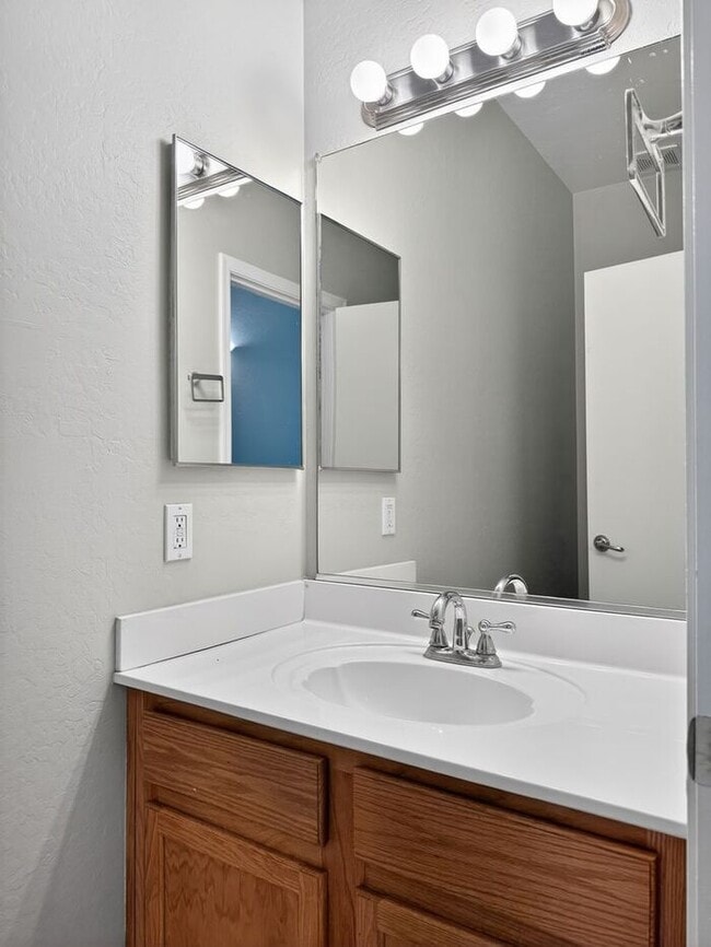 Building Photo - 4Bedroom/2.5Bath Townhome Ready for You!!