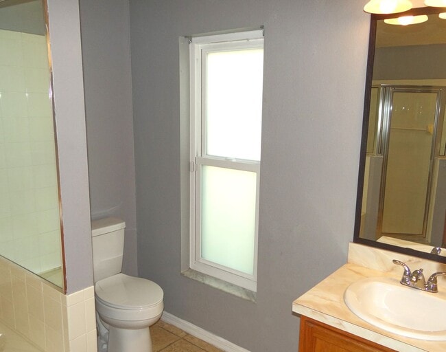 Building Photo - 4 bedroom & 2 bath home off of Bloomingdale Ave.