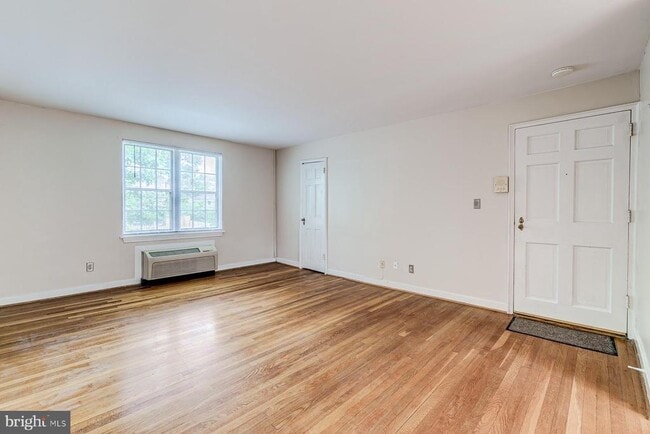Building Photo - 109 E Glebe Rd