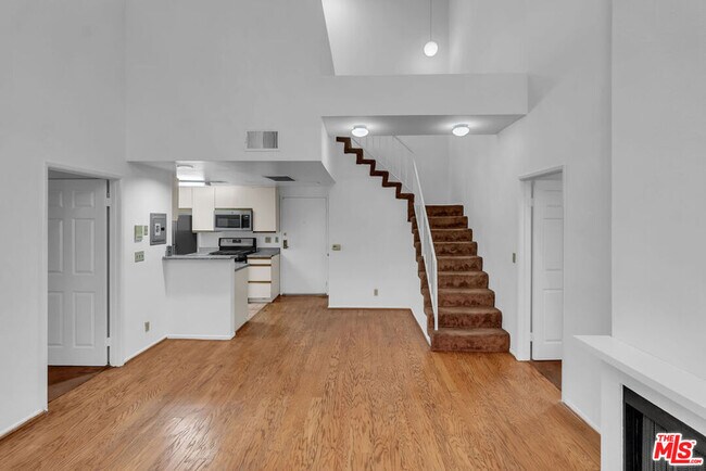 Building Photo - 607 N Rossmore Ave