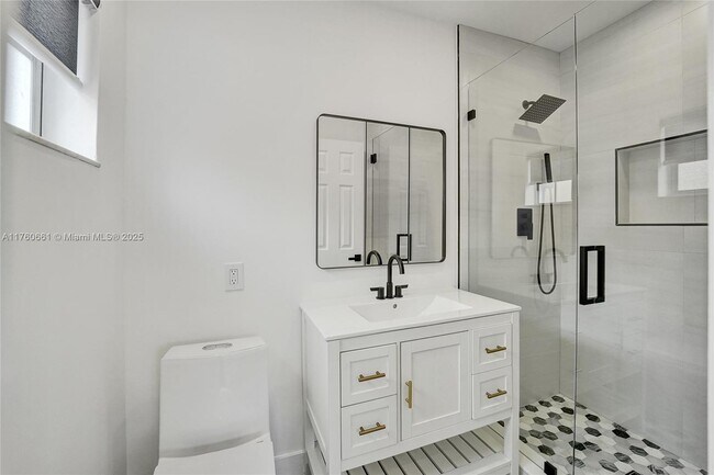Building Photo - 2101 N 15th Ave