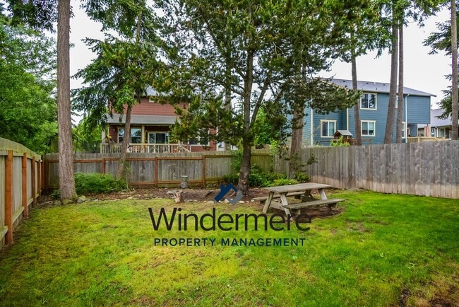 Building Photo - Newer Build 3 Bedroom 2.5 Bathroom Townhome