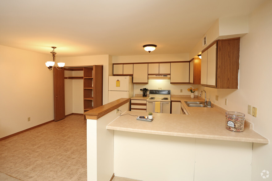 2BR, 1BA - Upper - Den + Fireplace - Foxhaven