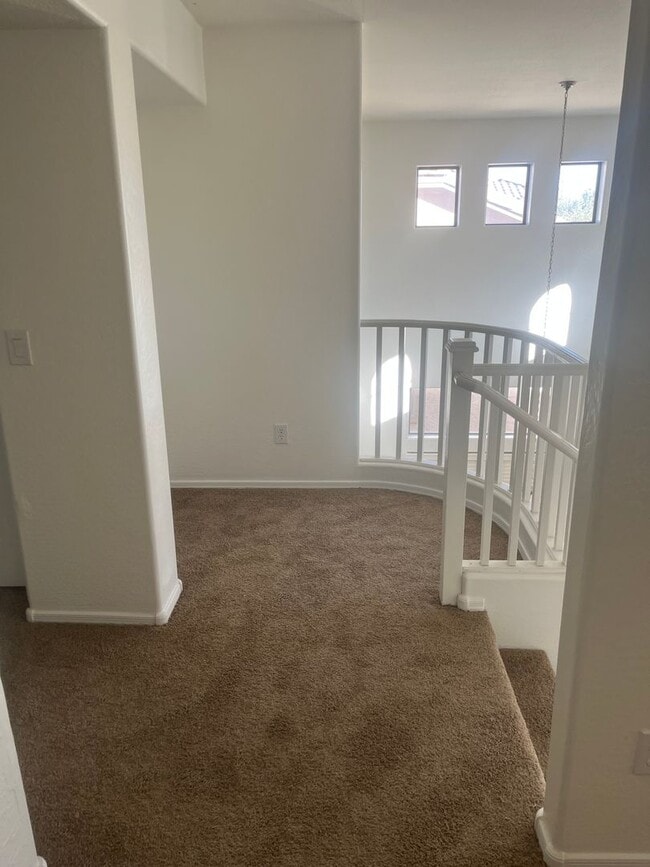 Building Photo - 3 Bed 2.5 New Carpets and Paint!