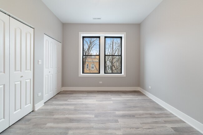 Building Photo - Updated, Spacious 3bd/2bth Avail 6/1!