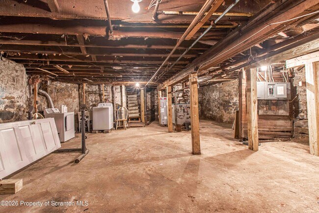 Building Photo - 844 Monroe Ave