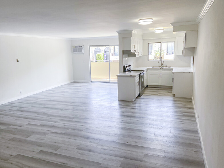 Building Photo - 14036 Riverside Drive