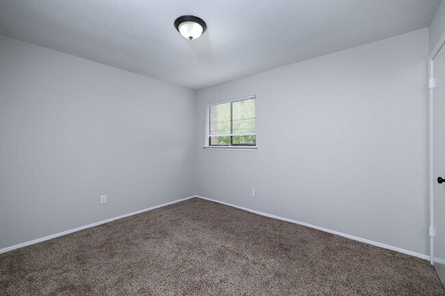 Building Photo - 1 Ground Brier Ct