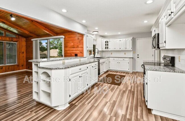 Building Photo - 834 E Manchester Dr