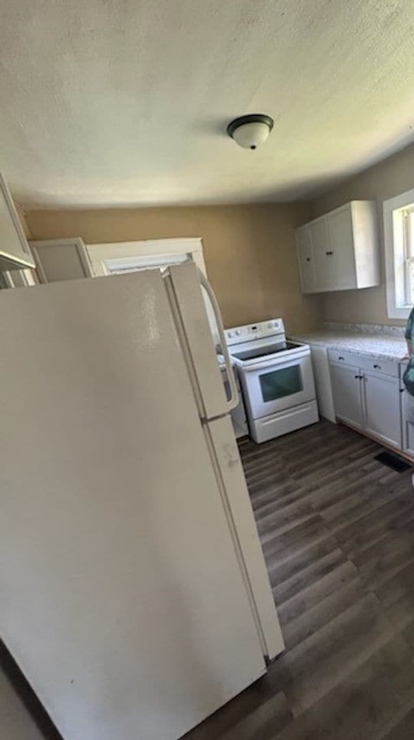 Building Photo - 2 bedroom and 1 bath