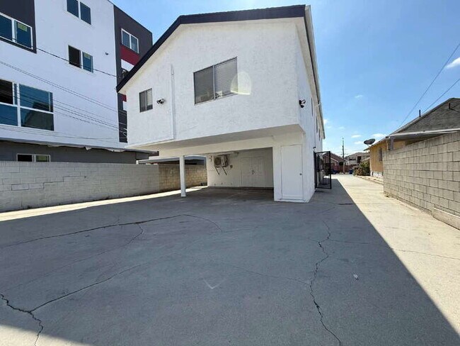 Building Photo - 1343 W 36th St