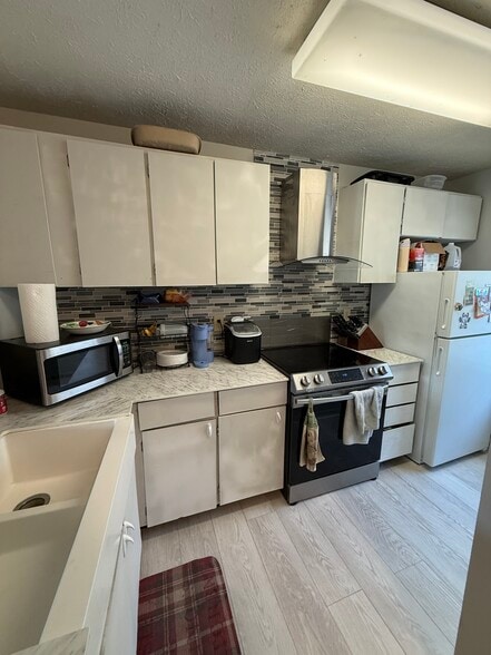 Kitchen 1 of 2 - 2379 S Worthington Ln