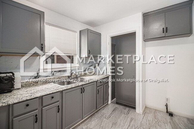 Building Photo - 15073 Strathmoor St