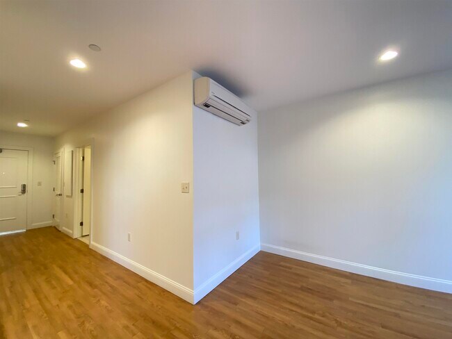 Building Photo - 875 Elm St