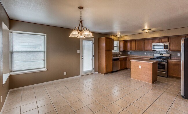 Building Photo - Charming 3-bedroom, 2.5-bathroom Home loca...