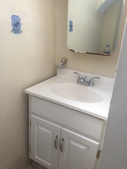 Bathroom - 112 Lyon St