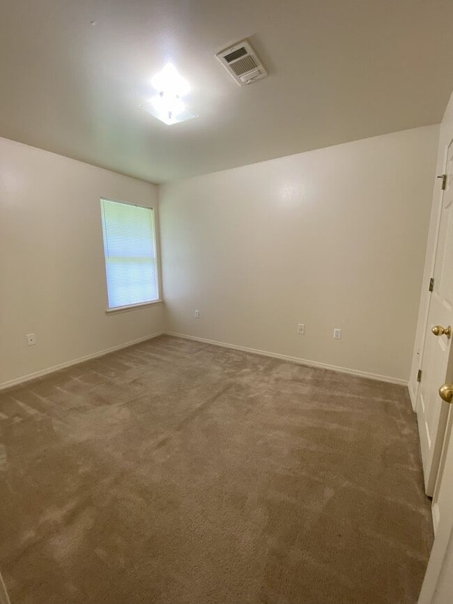 Building Photo - 108 Poplar St