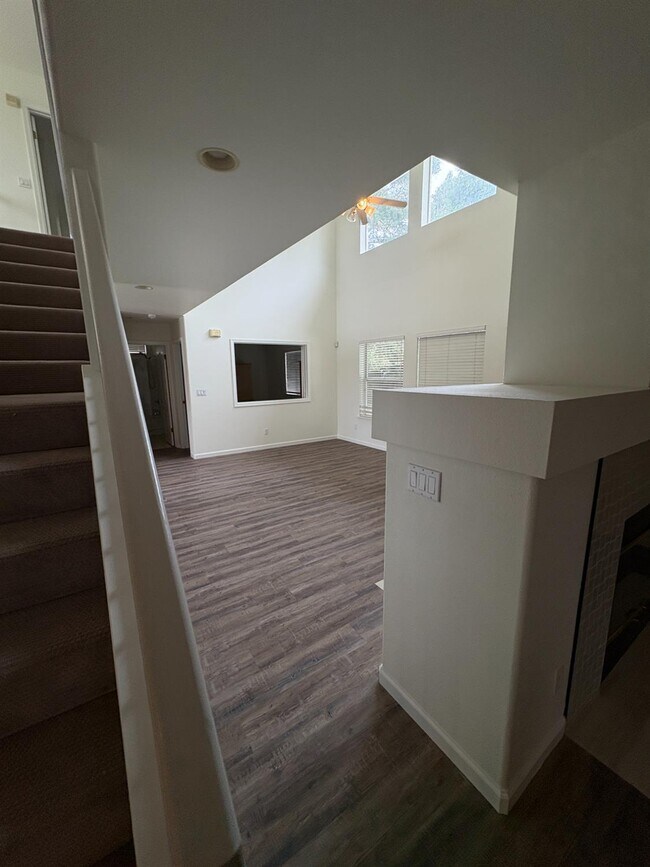 Building Photo - 3437 Greenfield Ave