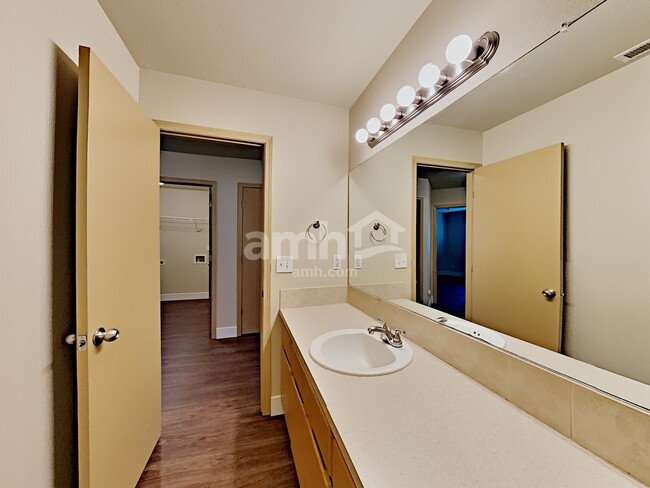 Building Photo - 2609 NE 105th Ct