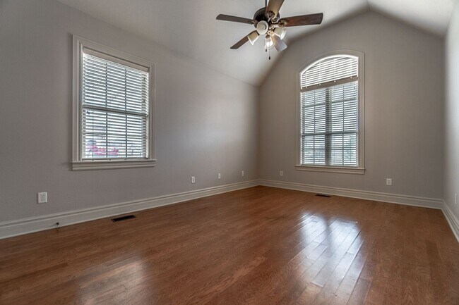 Building Photo - Gorgeous Rogers Home!