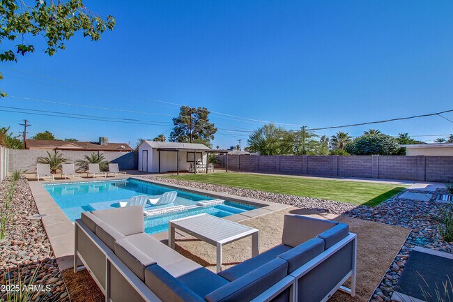 Building Photo - 7034 E Wilshire Dr