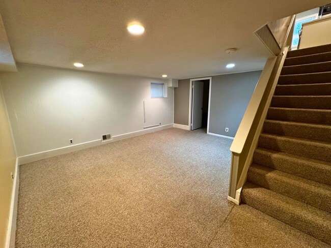 Building Photo - 3 level end unit 1br+den 2ba town house in...