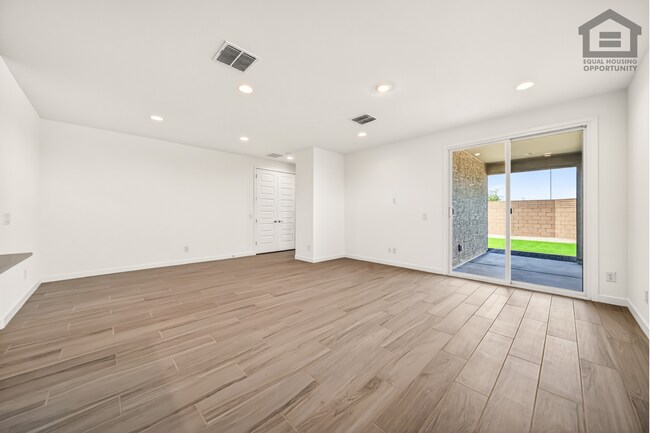 Building Photo - 4Bed/3Bath House at Thomas Rd/99th Ave! Ready for Immediate Move-In! -- Mother-In-Law Suite W/Pri...