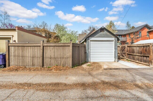 Building Photo - 1036 S Race St