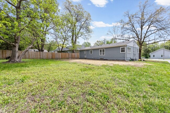 Building Photo - 1311 W Worley St